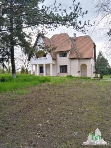 Super afacere pentru investitori compusa din teren intravilan cat vezi cu ochii plus cladiri si anexe cu istoric din perioada interbelica. - foto 1