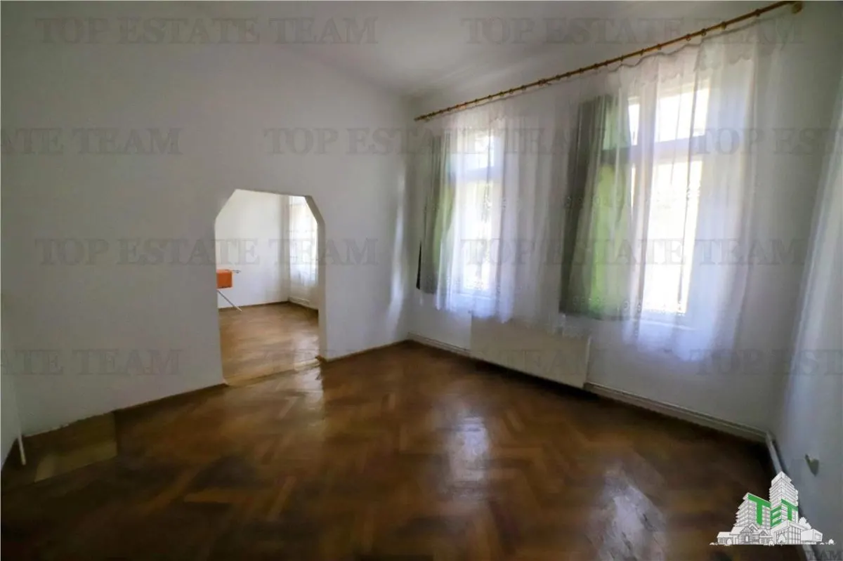 Apartament cu 4 camere  de vanzare, Ultracentral,  Kogalniceanu, curte si pod - foto 1