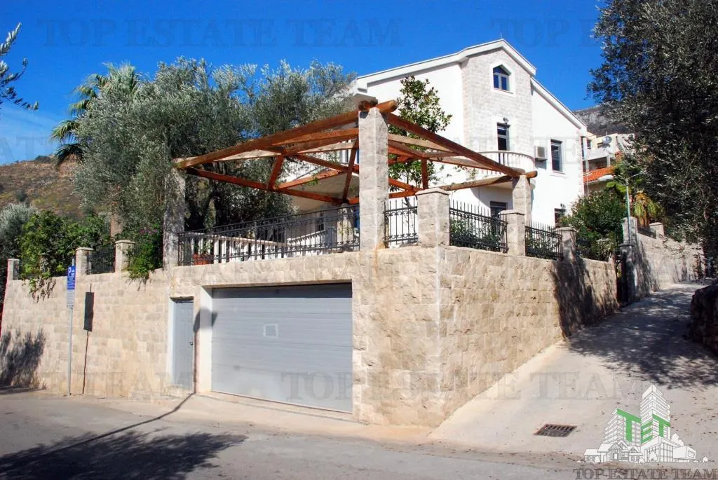 Villa for Sale in Budva, Montenegro - foto 1