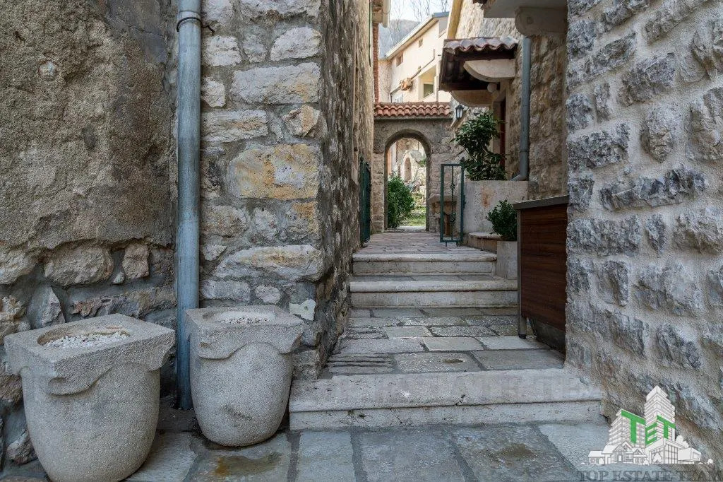 Villa for Sale in Kotor, Montenegro - foto 11