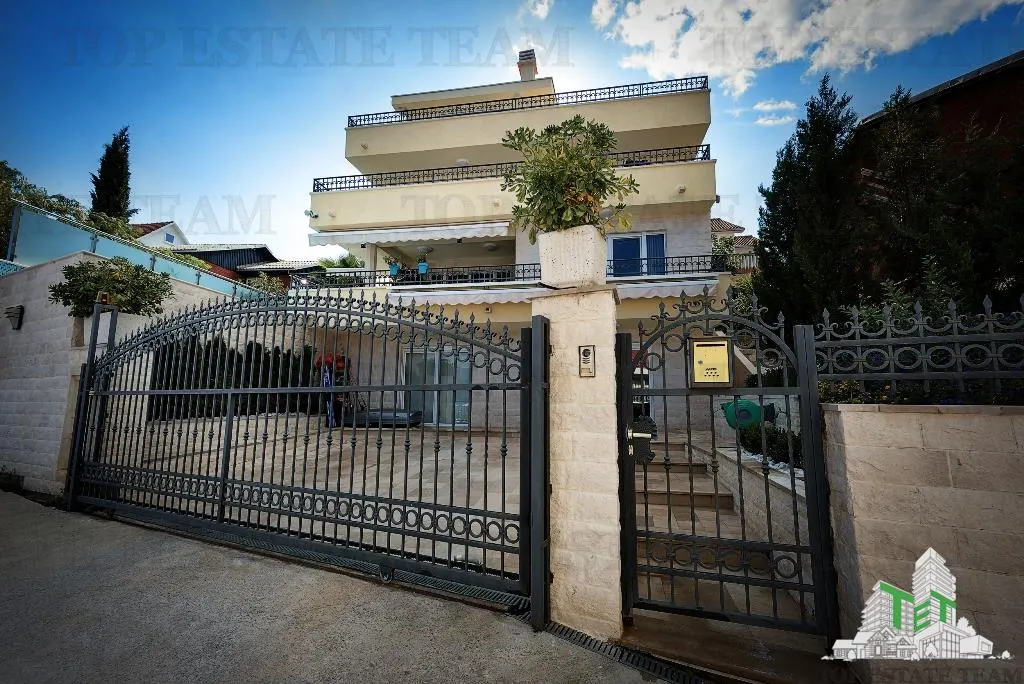 Villa for Sale in Tivat, Montenegro - foto 1