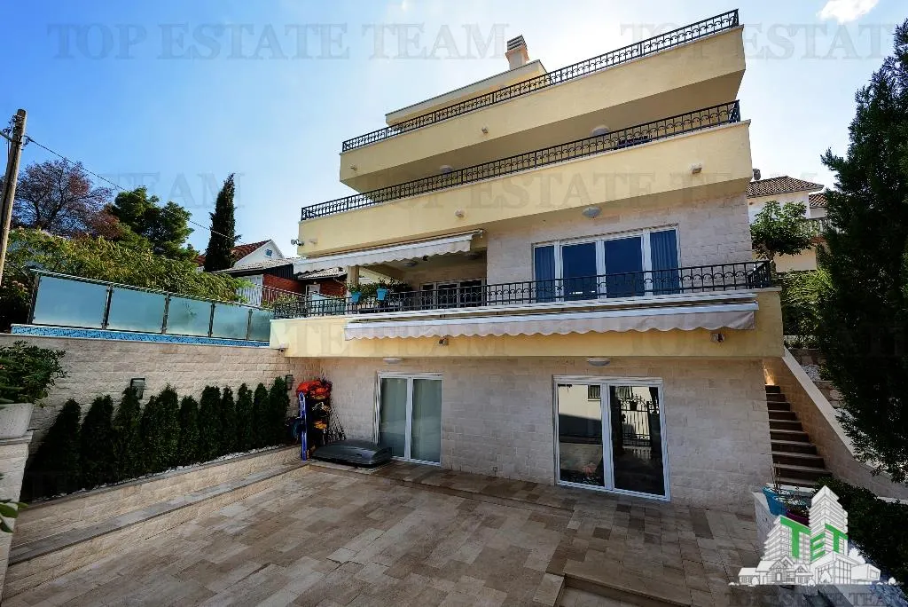 Villa for Sale in Tivat, Montenegro - foto 2