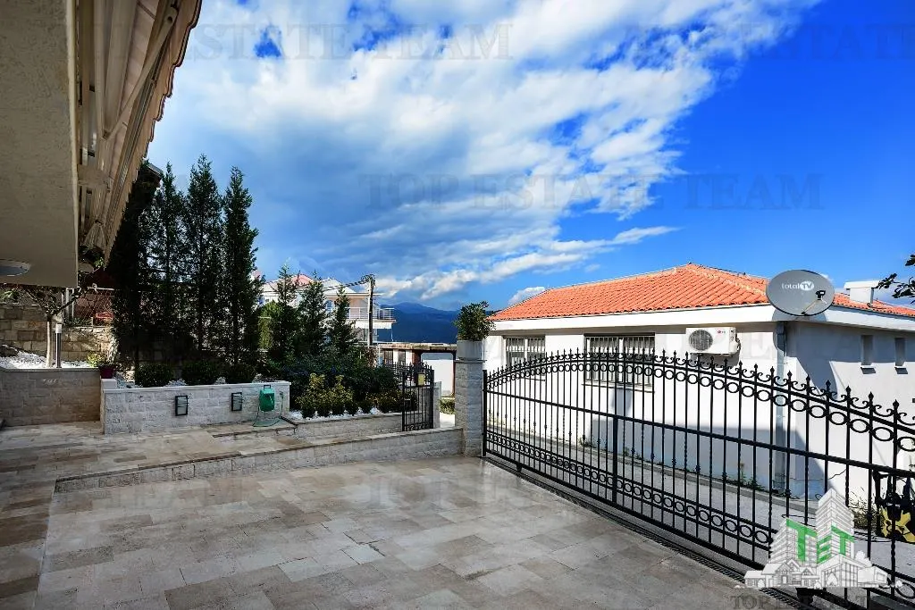 Villa for Sale in Tivat, Montenegro - foto 3