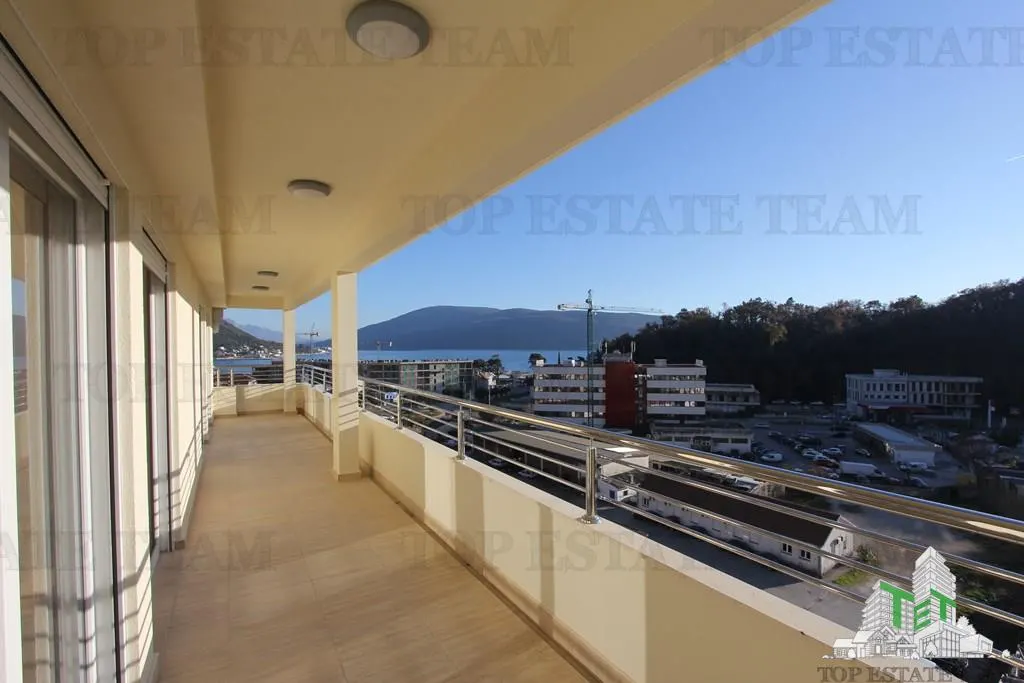 Apartment for Sale in Herceg-Novi, Montenegro - foto 1