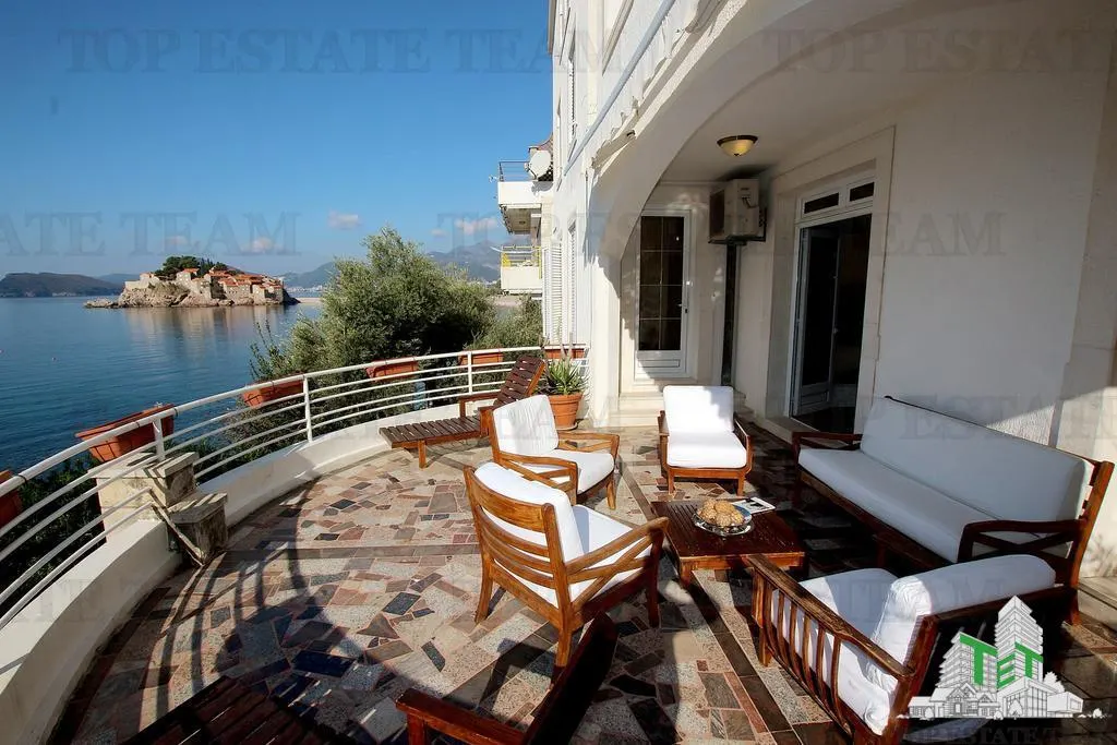 Villa for Sale in Budva, Montenegro - foto 1