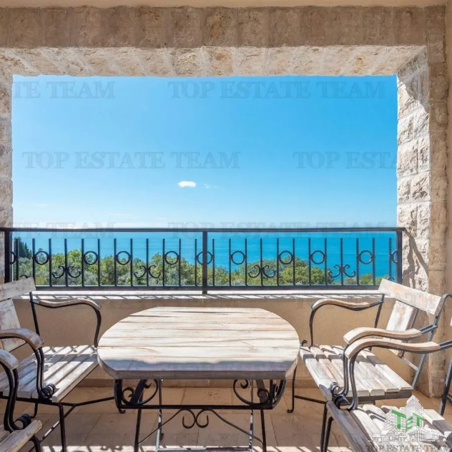 Villa for Sale in Budva, Montenegro - foto 1