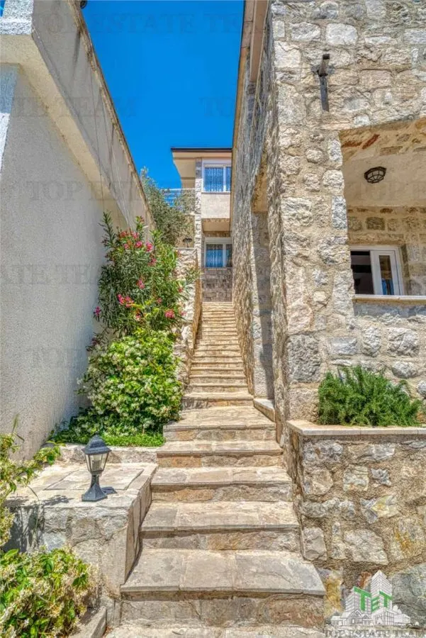 Villa for Sale in Budva, Montenegro - foto 2
