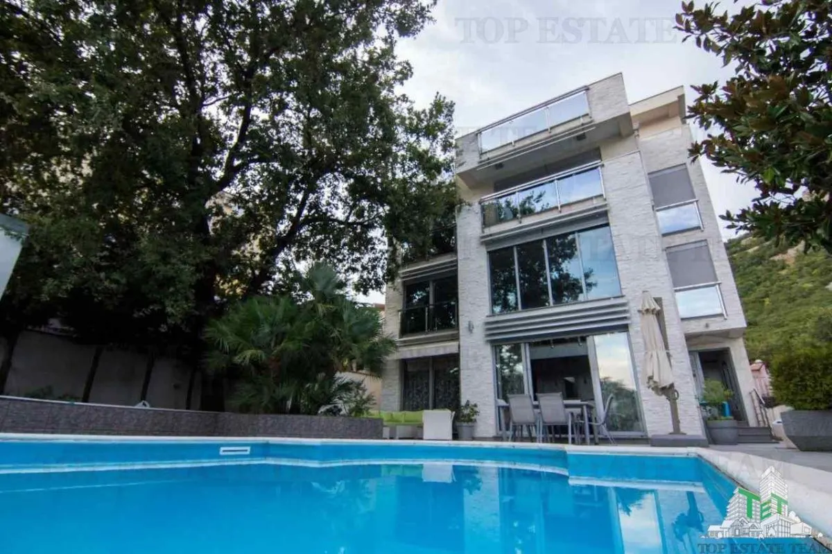 Villa for Sale in Budva, Montenegro - foto 1