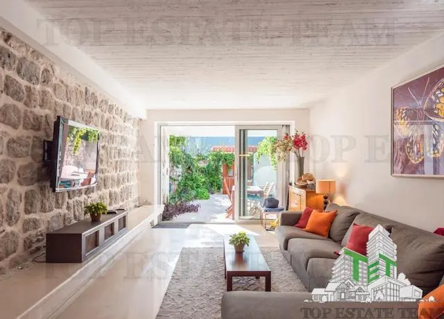 Villa en Venta en Kotor, Montenegro - foto 1