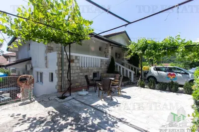 Villa en Venta en Herceg-Novi, Montenegro - Zelenika
