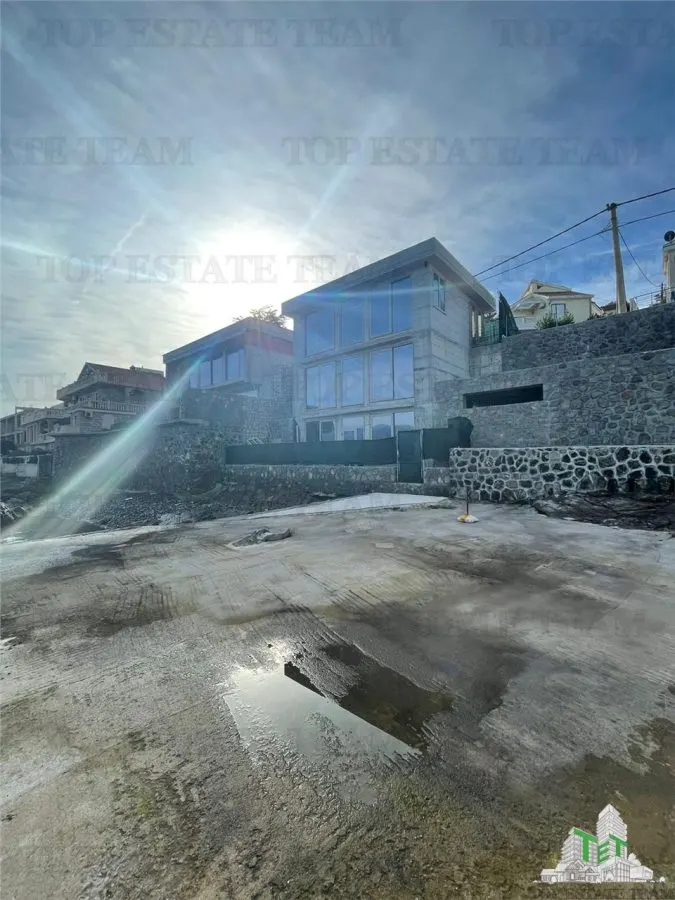 Villa en Venta en Tivat, Montenegro - foto 1