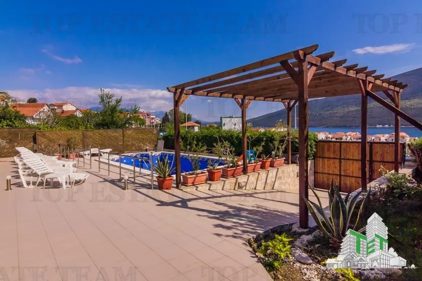 Villa en venta en Herceg-Novi, Montenegro - foto 1