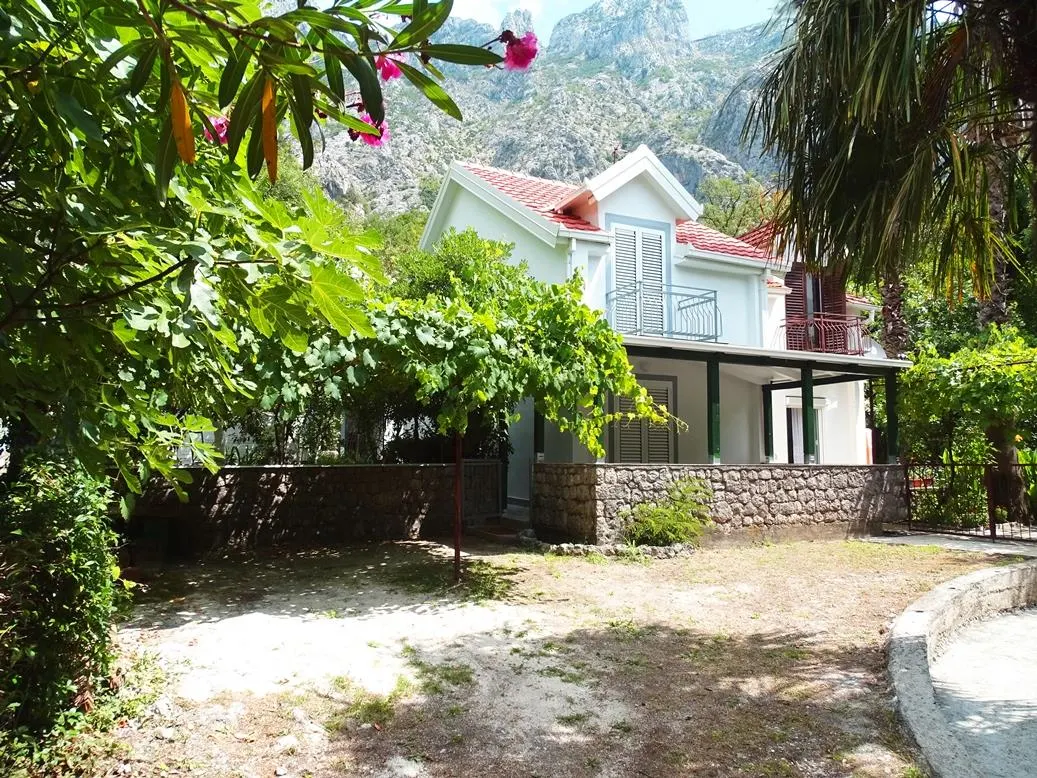 House for Sale in Kotor - foto 1