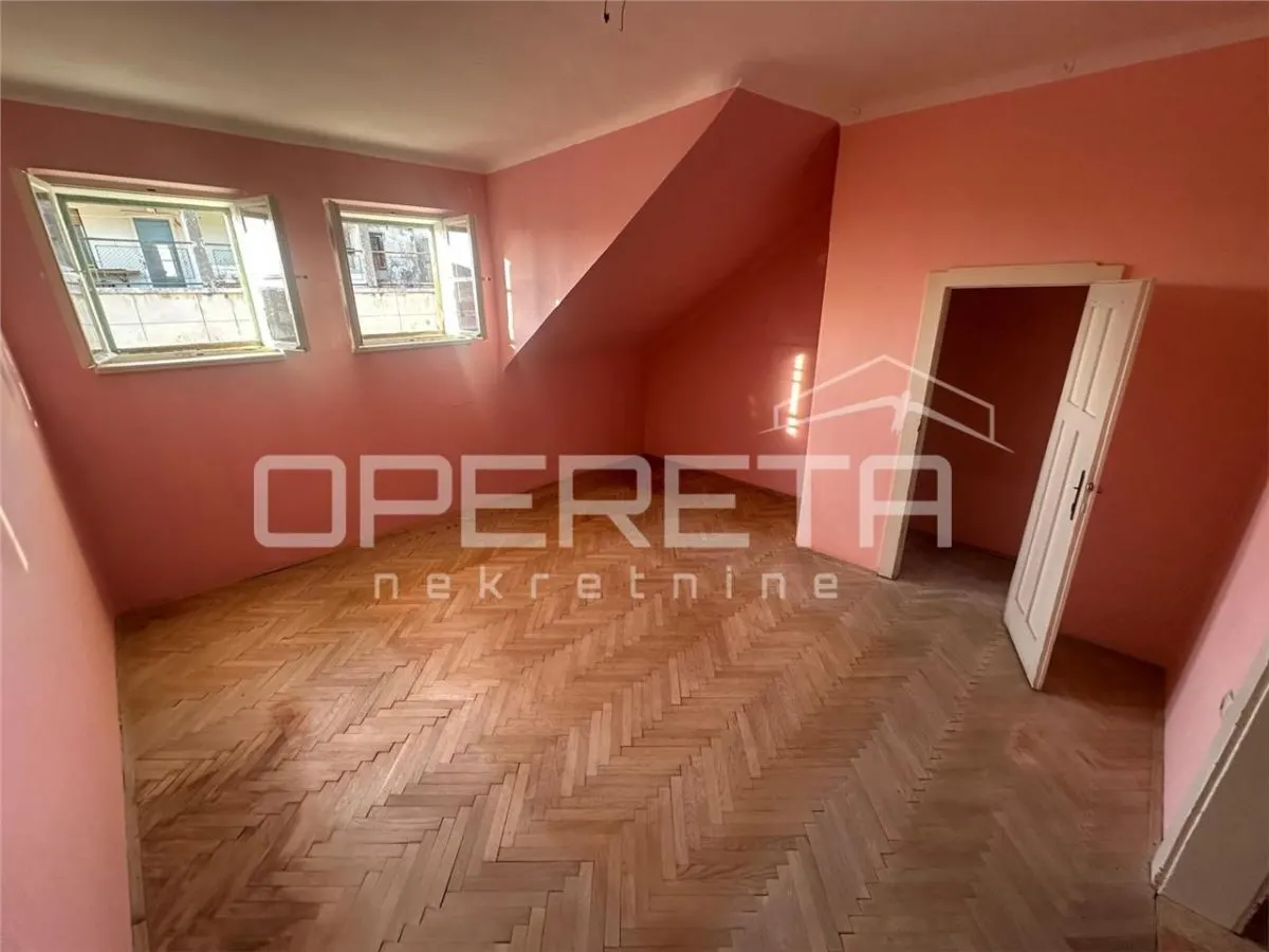 Three-Bedroom Apartment for Sale in Split, Croatia – Renovated, High Ceilings - foto 1