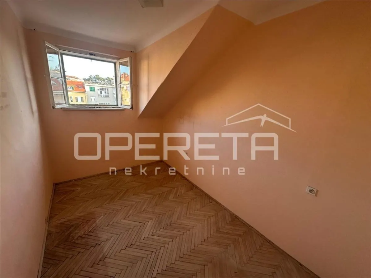 Three-Bedroom Apartment for Sale in Split, Croatia – Renovated, High Ceilings - foto 4