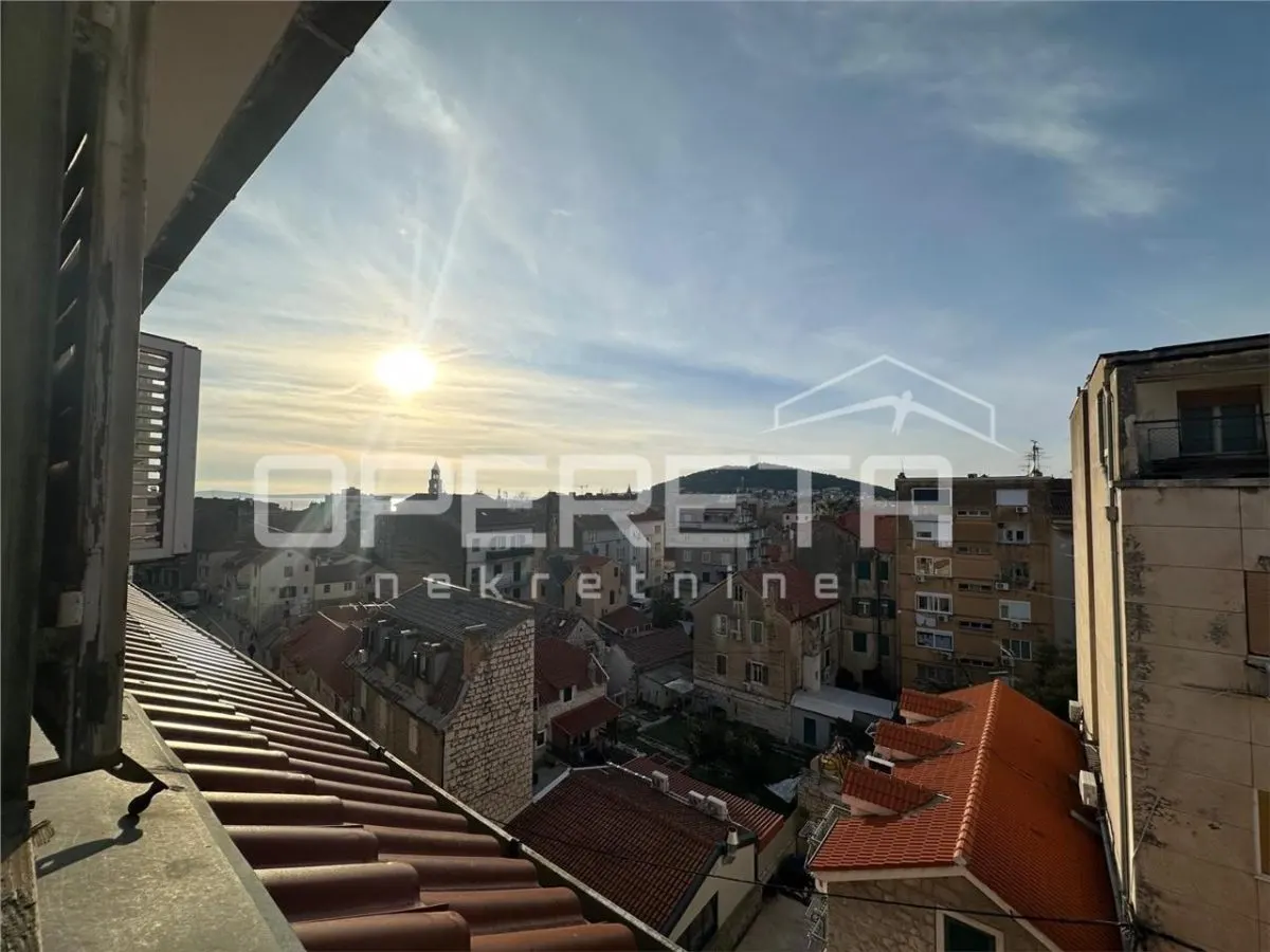 Three-Bedroom Apartment for Sale in Split, Croatia – Renovated, High Ceilings - foto 6