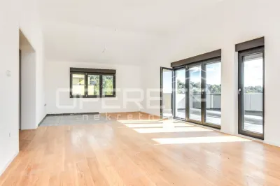 شقة بأربع غرف نوم للبيع في زغرب، فرابتسه - Zagreb