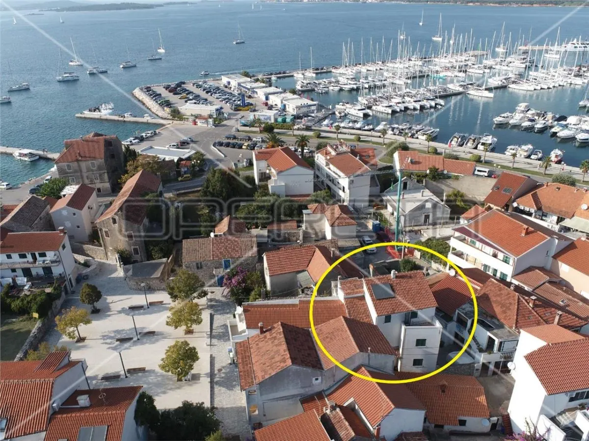 Investment Property with 5 Apartments for Sale in Biograd na Moru, Croatia - foto 1
