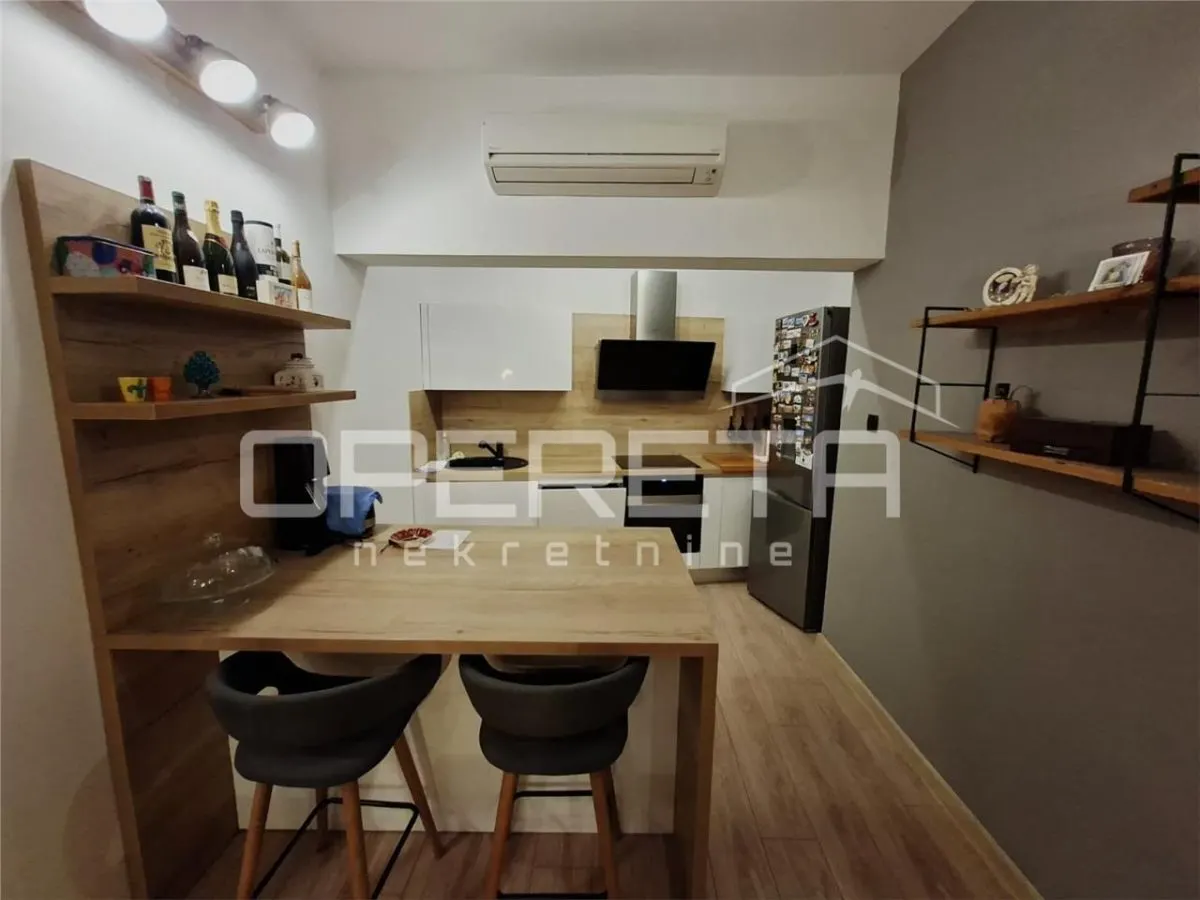 Villa de Tres Plantas en Venta en Kaštel Sucurac, Croacia - foto 2
