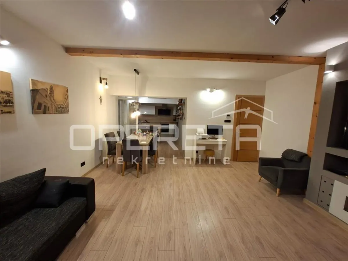 Villa de Tres Plantas en Venta en Kaštel Sucurac, Croacia - foto 3