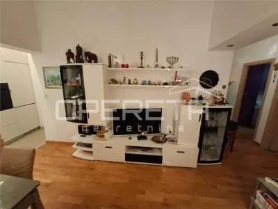 Villa de Tres Plantas en Venta en Kaštel Sucurac, Croacia - foto 5
