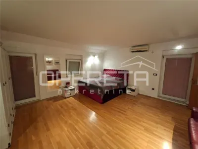 Villa de Tres Plantas en Venta en Kaštel Sucurac, Croacia - foto 7