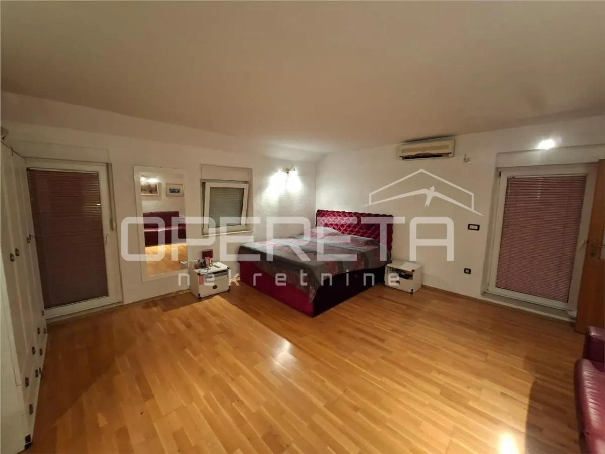 Villa de Tres Plantas en Venta en Kaštel Sucurac, Croacia - foto 7