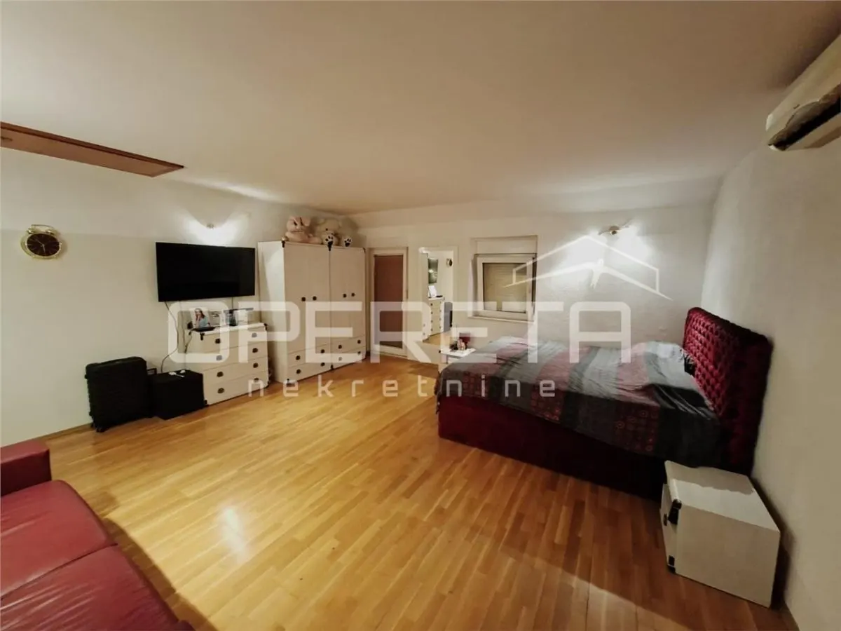 Villa de Tres Plantas en Venta en Kaštel Sucurac, Croacia - foto 8