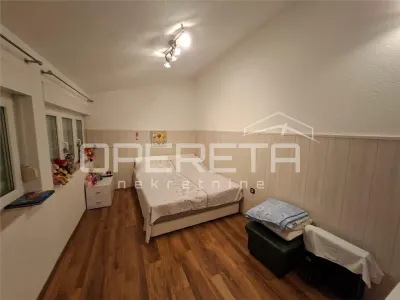 Villa de Tres Plantas en Venta en Kaštel Sucurac, Croacia - foto 9