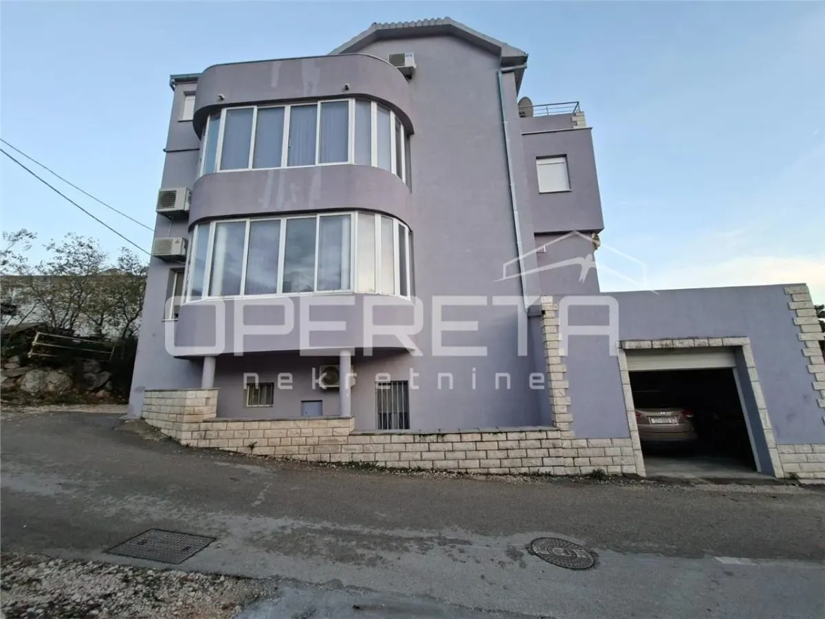 Villa de Tres Plantas en Venta en Kaštel Sucurac, Croacia - foto 10