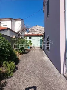 Villa with Four Residential Units for Sale in Veliki Vrh, Pula, Croatia - Pula