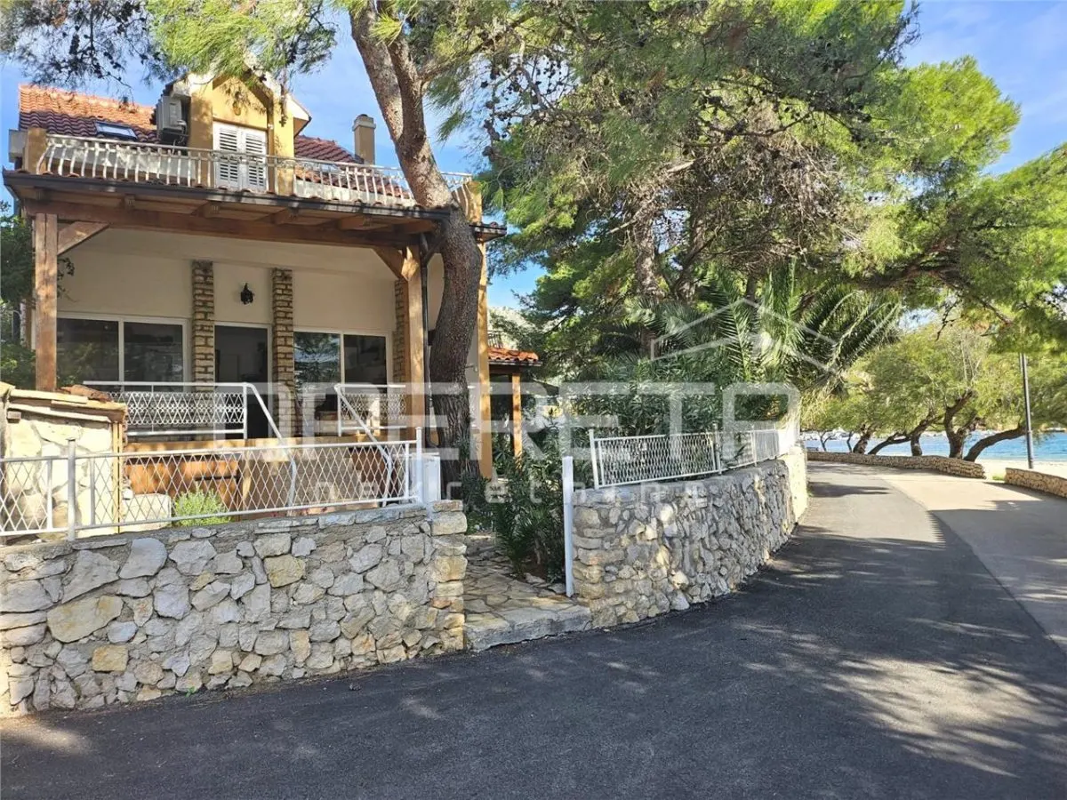 Beachfront Villa with Two Apartments for Sale in Šibenik, Croatia - foto 1