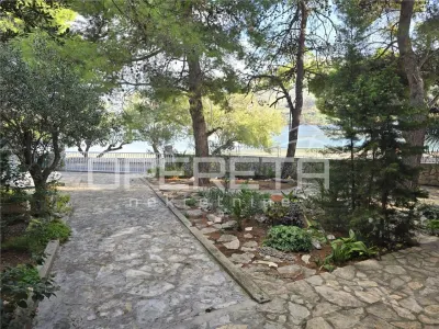 Beachfront Villa with Two Apartments for Sale in Šibenik, Croatia - foto 2