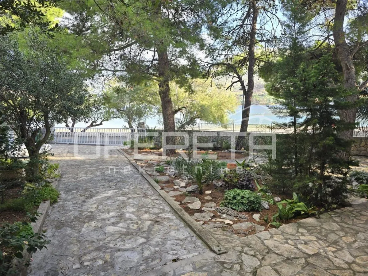 Beachfront Villa with Two Apartments for Sale in Šibenik, Croatia - foto 2