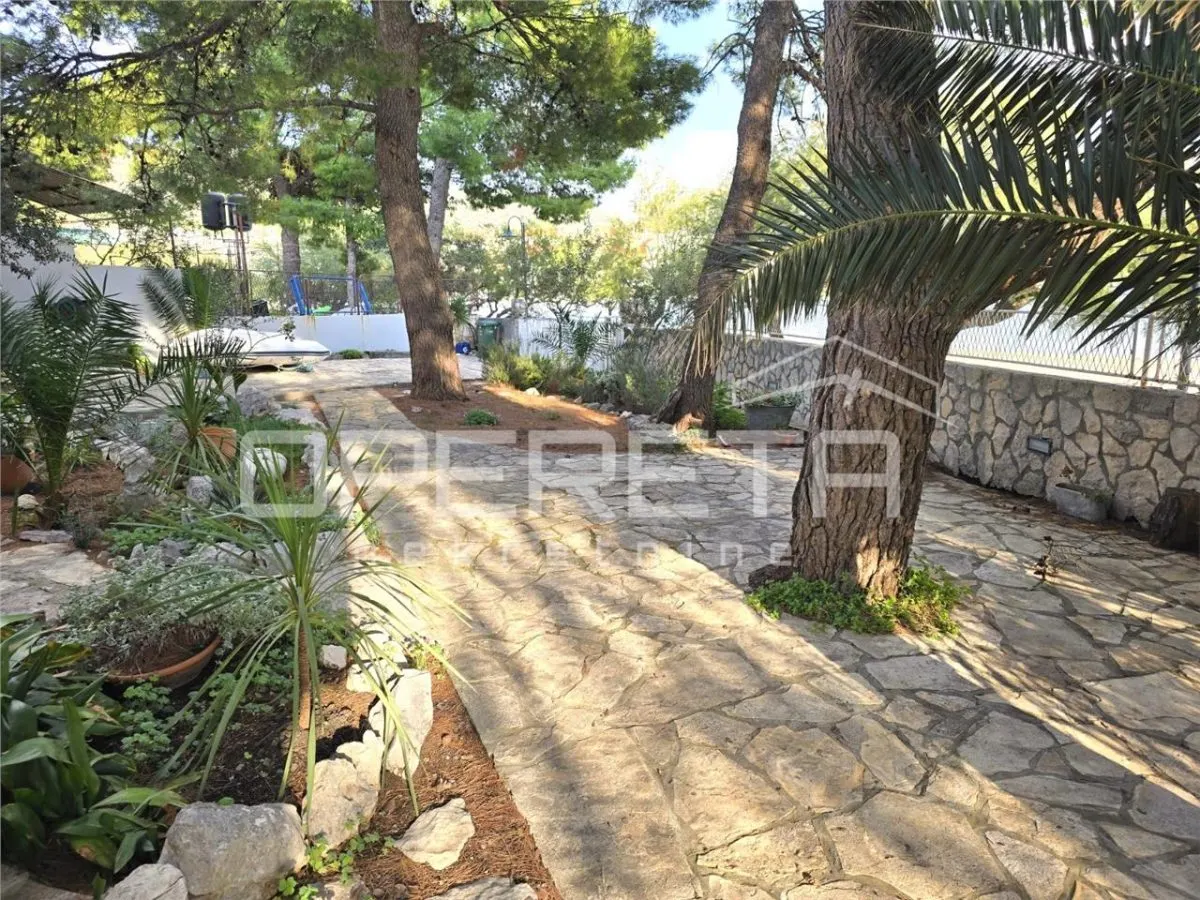 Beachfront Villa with Two Apartments for Sale in Šibenik, Croatia - foto 4