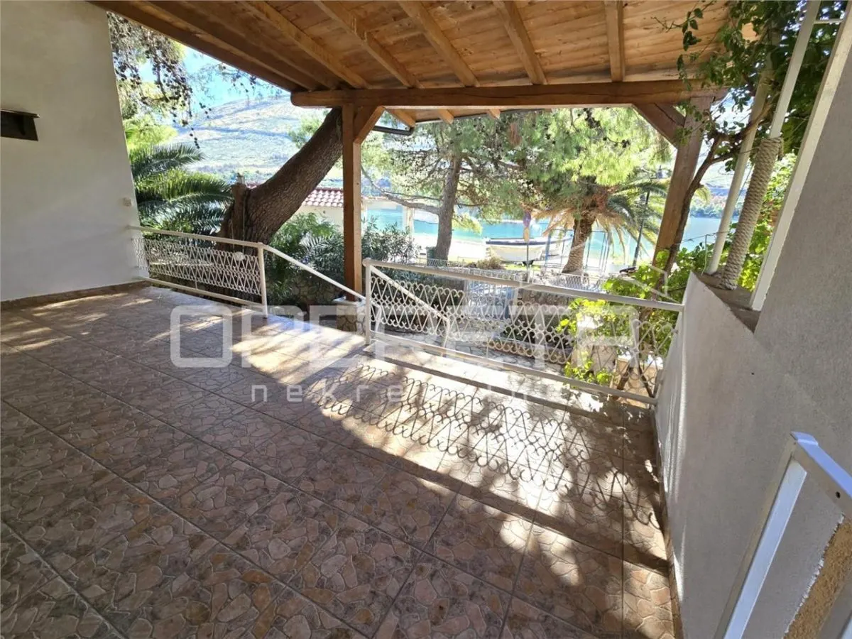 Beachfront Villa with Two Apartments for Sale in Šibenik, Croatia - foto 8