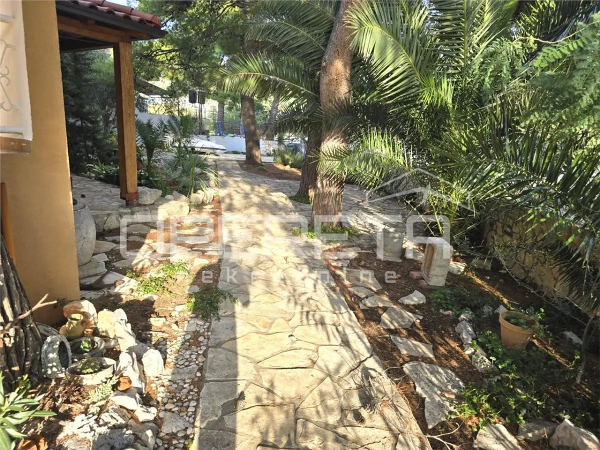 Beachfront Villa with Two Apartments for Sale in Šibenik, Croatia - foto 9