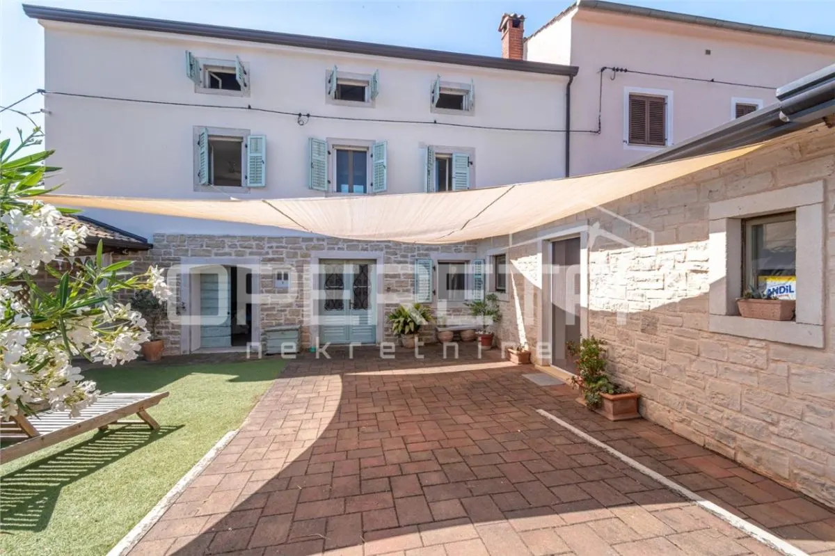 Stone Villa with Courtyard for Sale in Porec, Croatia - foto 1