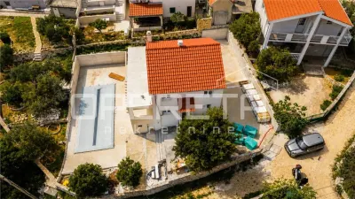 Modern Villa for Sale in Vinišće, Croatia – Beachfront - foto 3