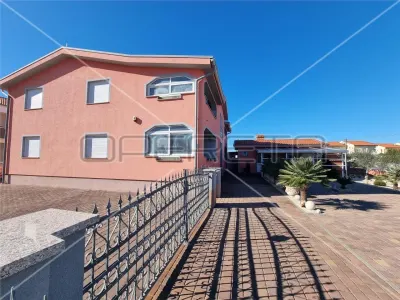 Renovated Villa with Four Apartments and Garden for Sale in Vir, Croatia - foto 2