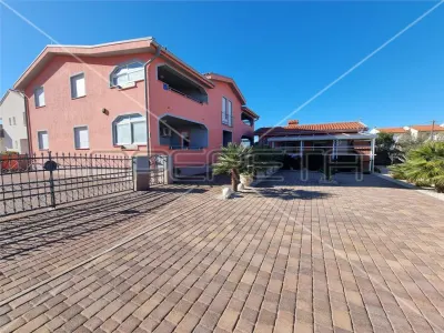 Renovated Villa with Four Apartments and Garden for Sale in Vir, Croatia - foto 12