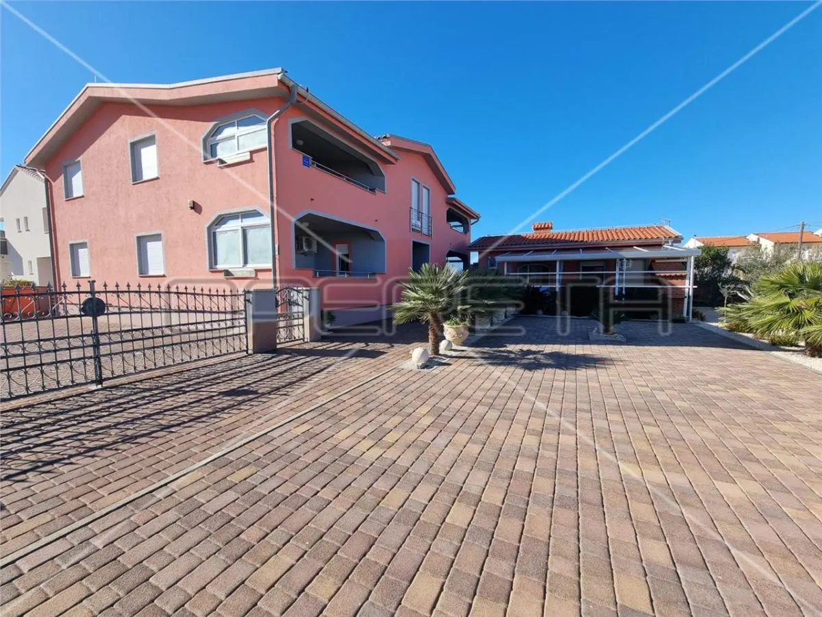 Renovated Villa with Four Apartments and Garden for Sale in Vir, Croatia - foto 12