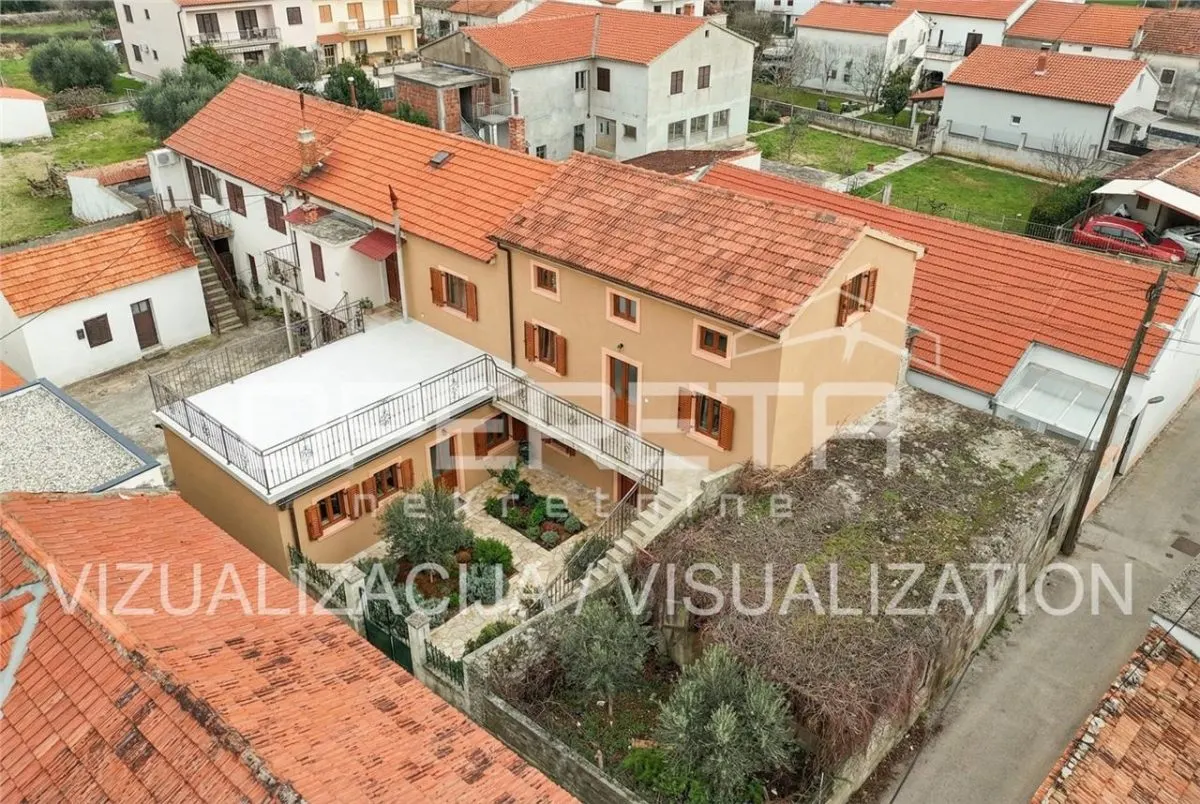 Villa with Two Apartments and Auxiliary Building for Sale in Zadar, Croatia - foto 1