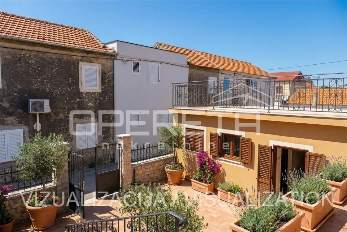 Villa with Two Apartments and Auxiliary Building for Sale in Zadar, Croatia - foto 2