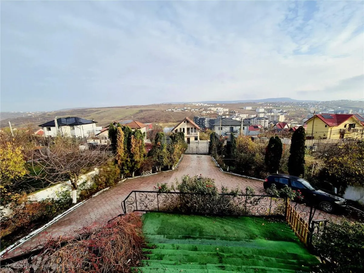 Casa de inchiriat cu priveliste frumoasa - foto 18