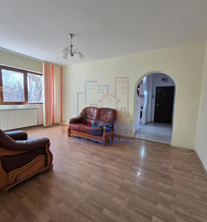 Apartament 3 camere Podu Ros - foto 1