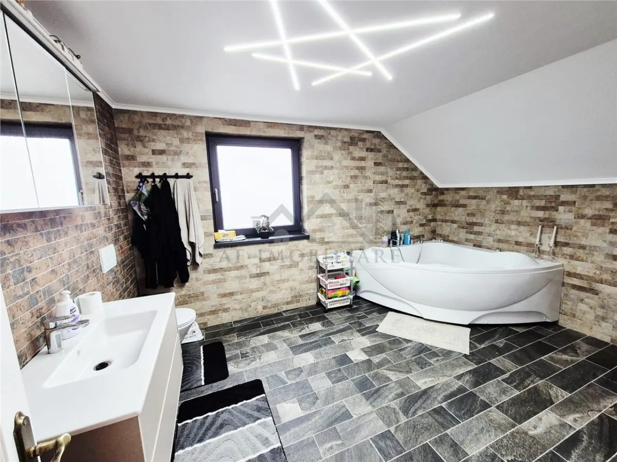 Casa de vanzare cu priveliste frumoasa - foto 16