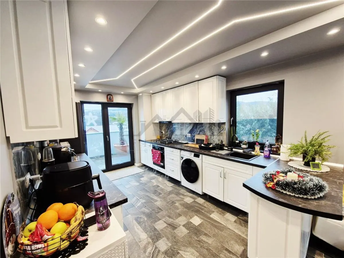 Casa de vanzare cu priveliste frumoasa - foto 6