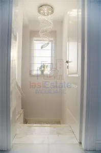 Casa intr-o zona linistita cu garaj si teren-1091 mp - foto 5