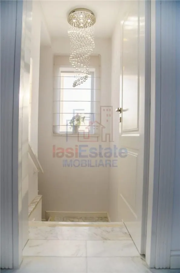 Casa intr-o zona linistita cu garaj si teren-1091 mp - foto 5